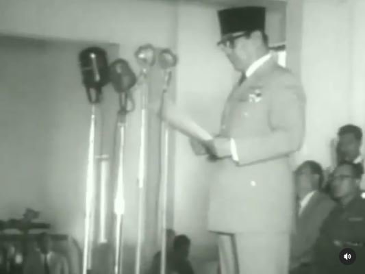 video lawas pelantikan mprs oleh soekarno di istana negar