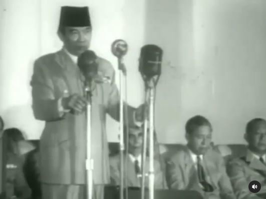video lawas pelantikan mprs oleh soekarno di istana negar
