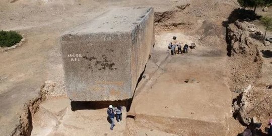 Batu Pahatan Tangan Terbesar di Dunia Tersembunyi Selama 2000 Tahun, Berat 1650 Ton