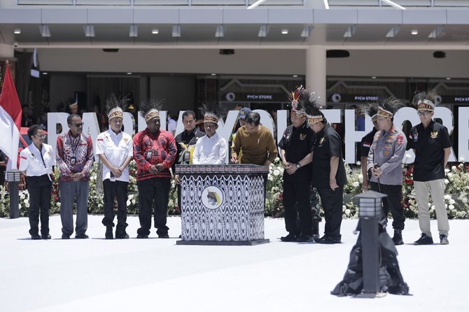 presiden jokowi resmikan gedung pych papua