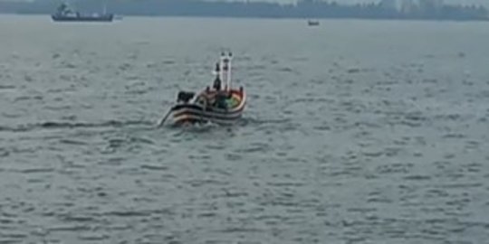 Perahu Jalan Sendiri di Laut Tuban Bikin Gempar, Pemilik Tercebur dan Hilang