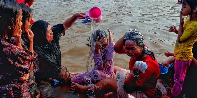 Mandi hingga Keramas Bareng di Sungai Jadi Tradisi Warga Tangerang Menyambut Ramadan