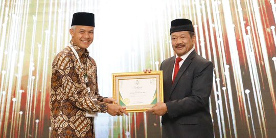 Dianggap Sukses Kelola Zakat, Ganjar Terima Penghargaan dari Baznas