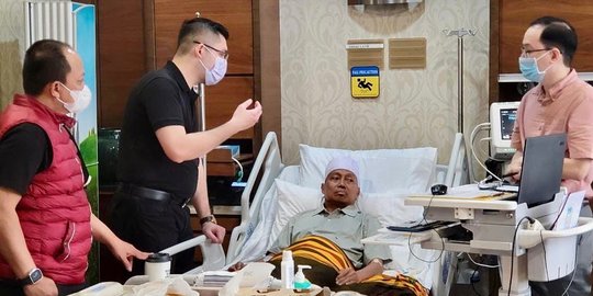 Ustaz Dasad Latif Sakit Dirawat di RS, ini Potret Terbarunya Dijenguk Jenderal Polisi