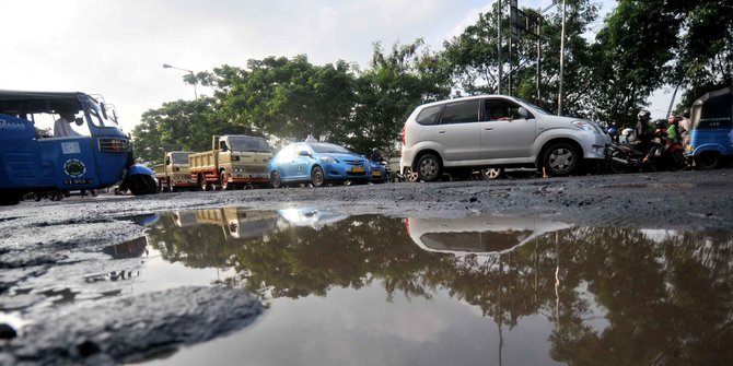 Perbaiki Jalan Rusak, Ridwan Kamil: Dua Tahun Tertunda karena Anggaran Dialihkan