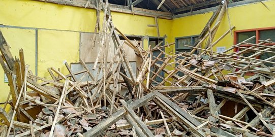 Diguyur Hujan dan Sudah Lapuk, Dua Bangunan SD di Garut Ambruk