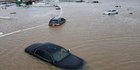 Mobil-Mobil Terjebak Banjir Terbengkalai Diterjang Luapan Sungai di California
