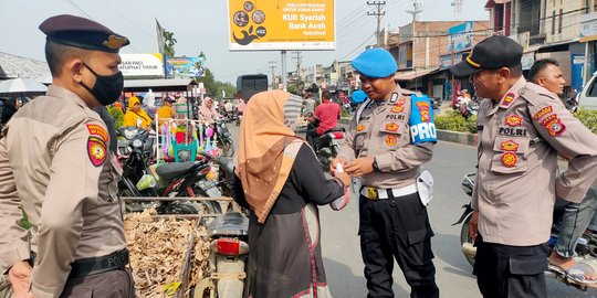 Sambut Ramadan, Polisi di Aceh Bagi-Bagi Daging ke Warga