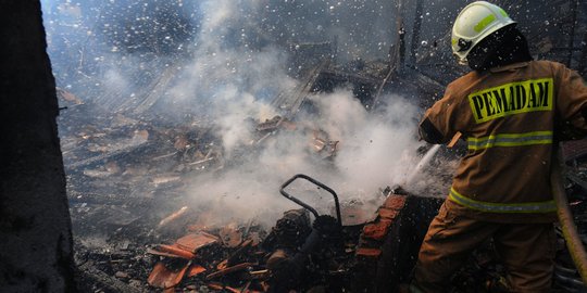 Korsleting Listrik, Pertokoan Pondok Bambu Ludes Terbakar