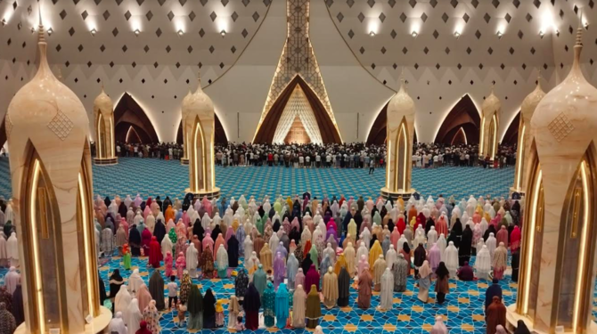 tarawih di masjid al jabbar