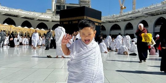 Lucu dan Gemas! Potret Gala Sky Pakai Baju Ihram di Mekkah, Disebut 'Pak Haji Cilik'