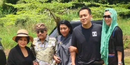 Potret Keluarga Hendropriyono Nyekar ke Makam Leluhur, Pulangnya Makan Sate Maranggi