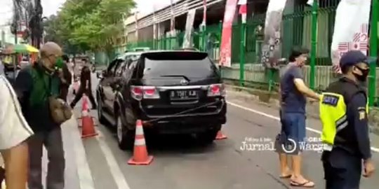 Viral Aksi Orang Parkir Mobil di Jalanan Ibu Kota, Sebabkan Kemacetan