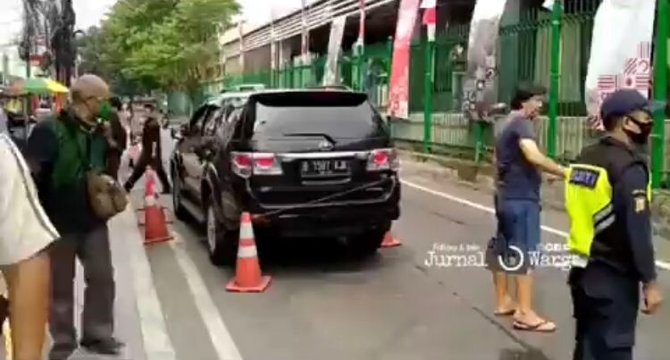 aksi orang parkir mobil di jalanan ibu kota sebabkan kemacetan