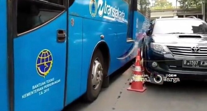 aksi orang parkir mobil di jalanan ibu kota sebabkan kemacetan