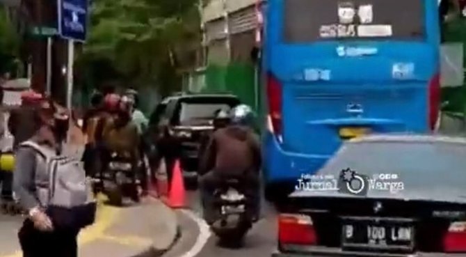 aksi orang parkir mobil di jalanan ibu kota sebabkan kemacetan