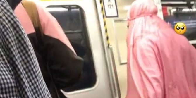Viral Aksi Wanita Salat di KRL Sambil Berdiri, Tuai Pro Kontra