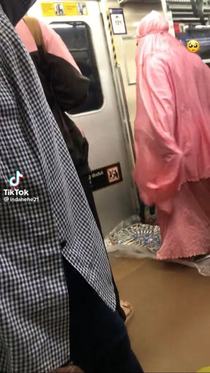 viral aksi wanita salat di krl sambil berdiri tuai pro kontra