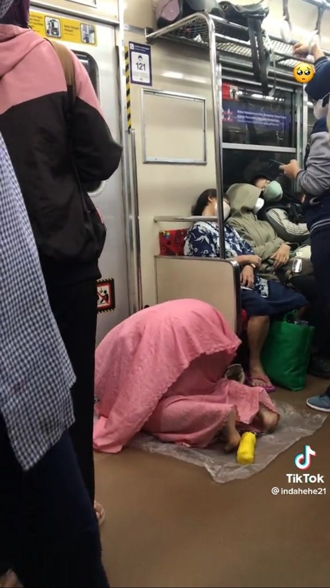 viral aksi wanita salat di krl sambil berdiri tuai pro kontra