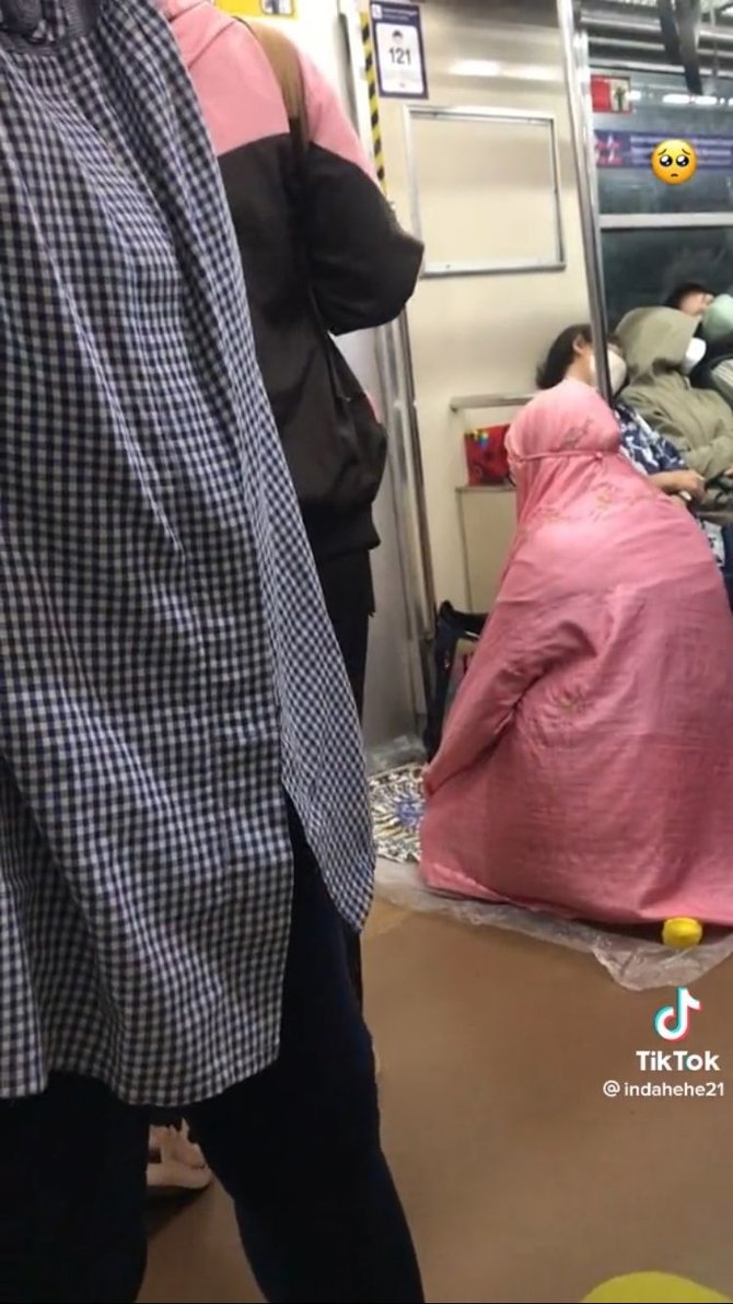 viral aksi wanita salat di krl sambil berdiri tuai pro kontra