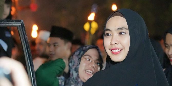 Oki Setiana Dewi Ikut Pawai Obor Ramadan, Auranya Ramai Dibahas