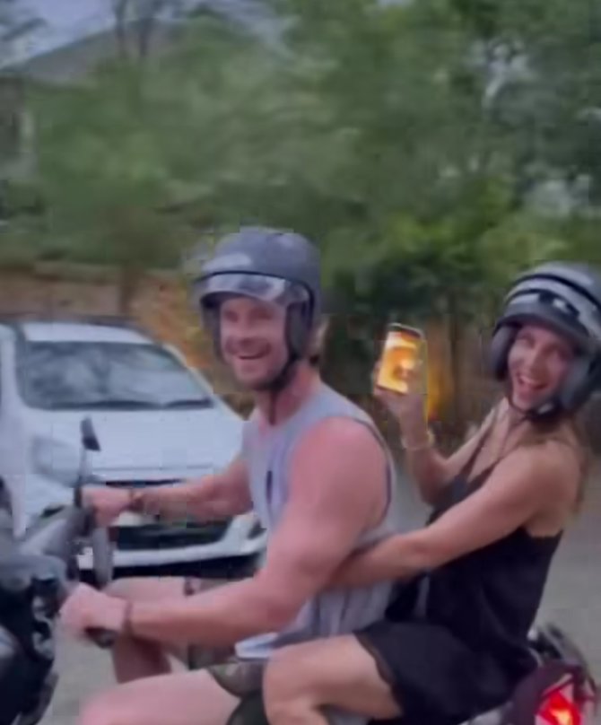 4 potret chris hemsworth 039thor039 liburan di bali pakai helm saat naik motor