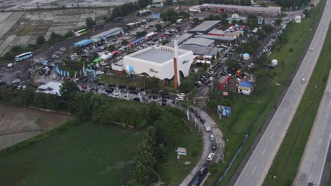 pemudik buka puasa di rest area