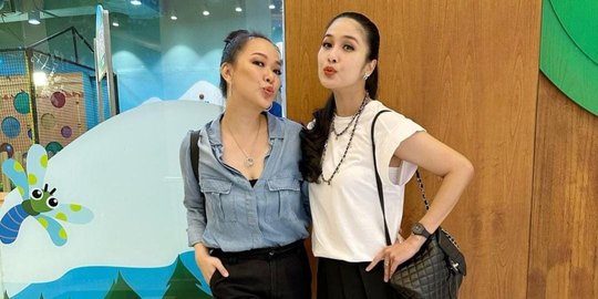 Foto Persahabatan Duo Cantik Sandra Dewi & Yuanita, Awet dari Gadis Sampai Punya Anak