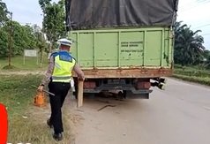 aksi polisi bantu sopir truk