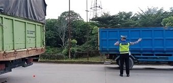 aksi polisi bantu sopir truk