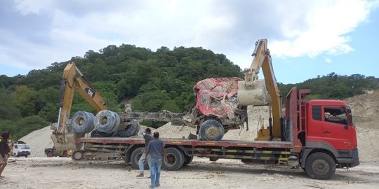 Begini Penampakan Truk Tronton di NTT Usai Satu Bulan Tertimbun Longsor