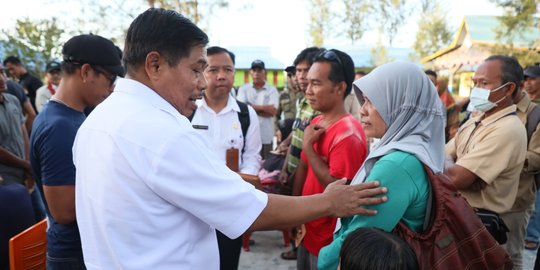 Kemendagri Serahkan Bantuan bagi Korban Bencana Longsor di Serasan Natuna