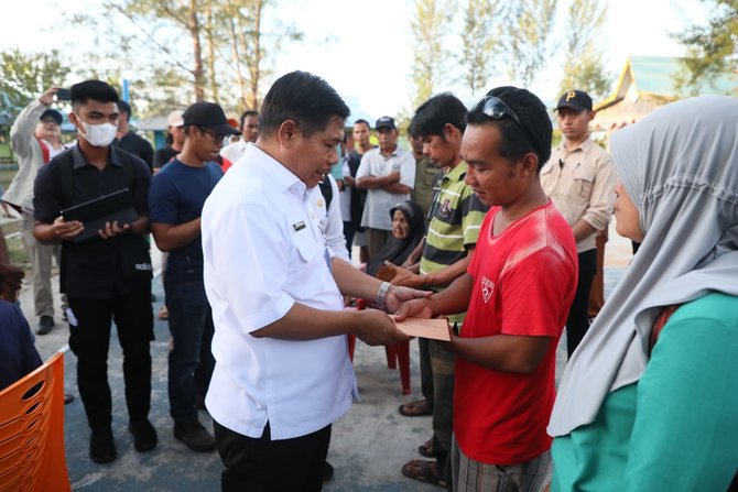 kemendagri serahkan bantuan bagi korban bencana longsor di serasan natuna