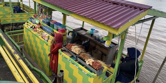 Cerita Warung Terapung di Tepian Sungai Kapuas