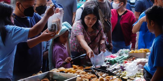 Keramaian Warga Menyerbu Makanan Buka Puasa di Pasar Benhil