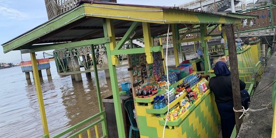 Potret Unik Warung Terapung di Sungai Kapuas