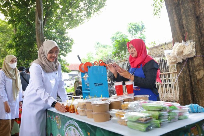 bupati banyuwangi saat membuka ramadan street food festival