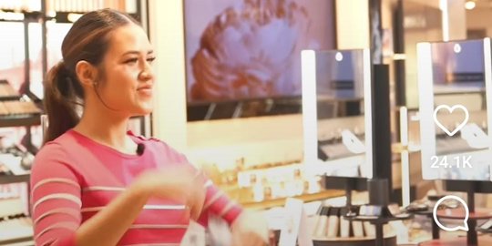 Pesona Raisa jadi SPG Kosmetik di Mal, Lucu & Cantiknya Gemesin