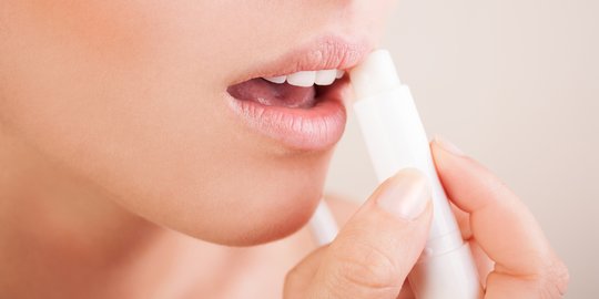 6 Cara Mengatasi Bibir Kering yang Ampuh, Gunakan Masker Madu