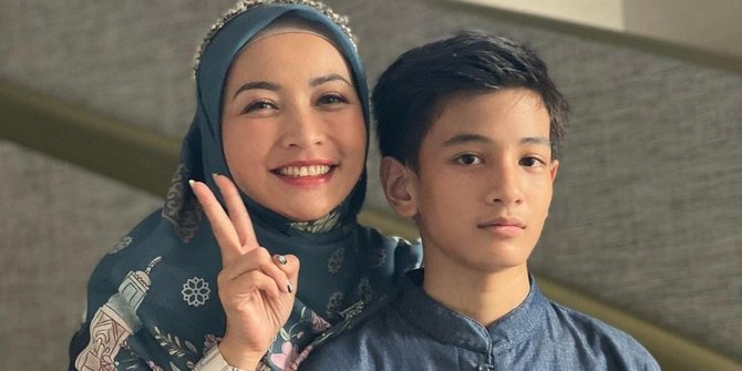 Potret Hesti Purwadinata dan Putra Gantengnya Fashion Show, Ibu & Anak Good Looking