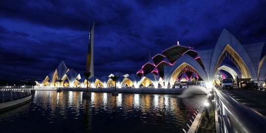 Serunya Ngabuburit di Masjid Al Jabbar, Bisa Keliling Pakai Bus dan Nikmati Takjil