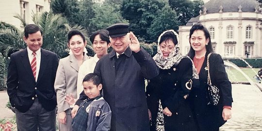 Potret Lawas Soeharto & Ibu Tien Bersama Anak-anaknya, Penampilan Tommy Jadi Sorotan