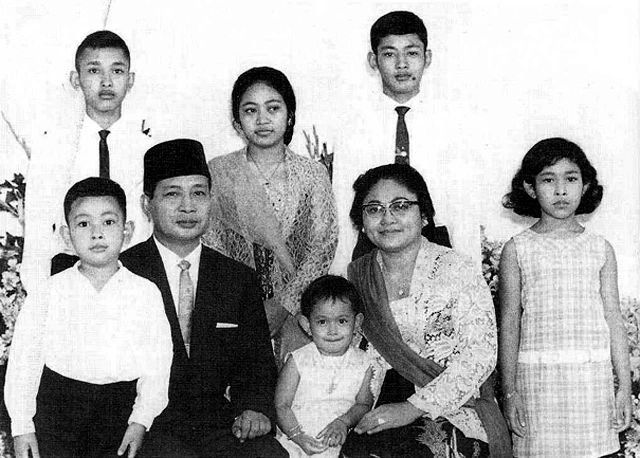 potret lawas soeharto amp ibu tien bersama anak anaknya