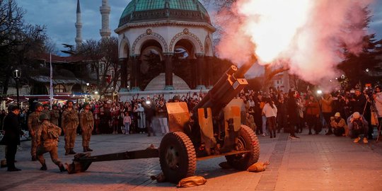 Serunya Berbuka Puasa di Turki, Ditandai Tembakan Meriam Militer