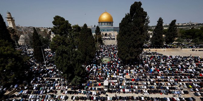 Ribuan Warga Palestina Salat Jumat Pertama Ramadan di Masjid Al-Aqsa