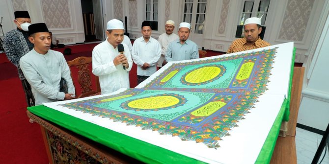 Potret Al Quran Raksasa di Probolinggo, Butuh Dua Orang untuk Membukanya