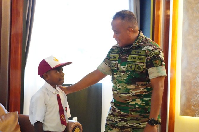 aksi bocah sd di papua beri hormat kepada jokowi