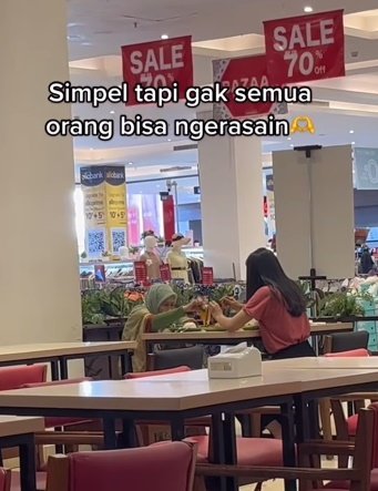 makan di mall bareng nenek