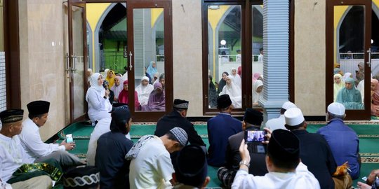 Bupati Ipuk Beberkan Program di Kecamatan Glenmore saat Tarawih Bersama