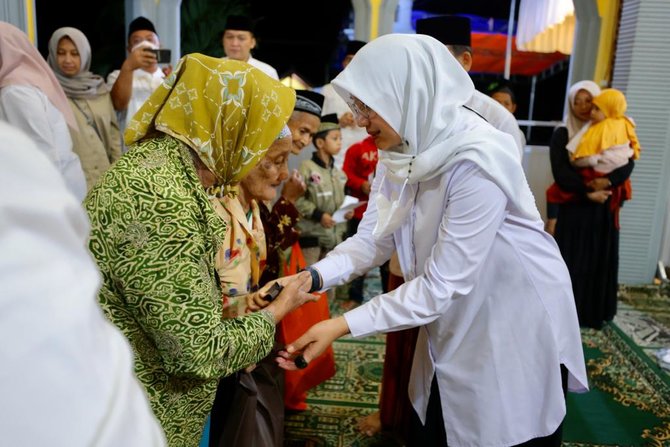 bupati ipuk beberkan program di kecamatan glenmore saat tarawih bersama